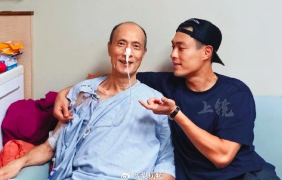 奕汇网 曝杨祐宁父亲患癌症 称＂小病未及时处理引发的伤痛＂